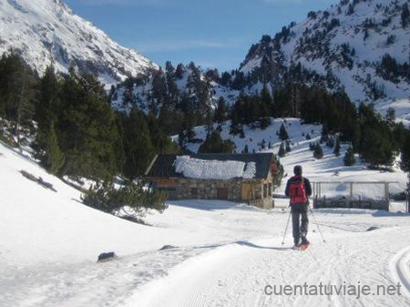 Con raquetas de nieve, llegando a La Besurta (Benasque)